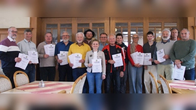 Das Bild zeigt die bei der Siegerehrung anwesenden Vereinsmeister 2025, v. l.: Helmut Siegert (2x), Peter Hecht (3x), Johann Götz (2x), Georg Pickelmann (2x), Waldemar Pirner (5x), Johannes Hierl (4x), Lena Rosenblatt, Albert Hierl (3x), Rudi Neumann (3x), Nils Schlauch, Andrea Schröther (3x), Timo Schlauch, Manfred Lehner, Kurt Schneider, Manfred Held.  (Bild: Peter Domanits )