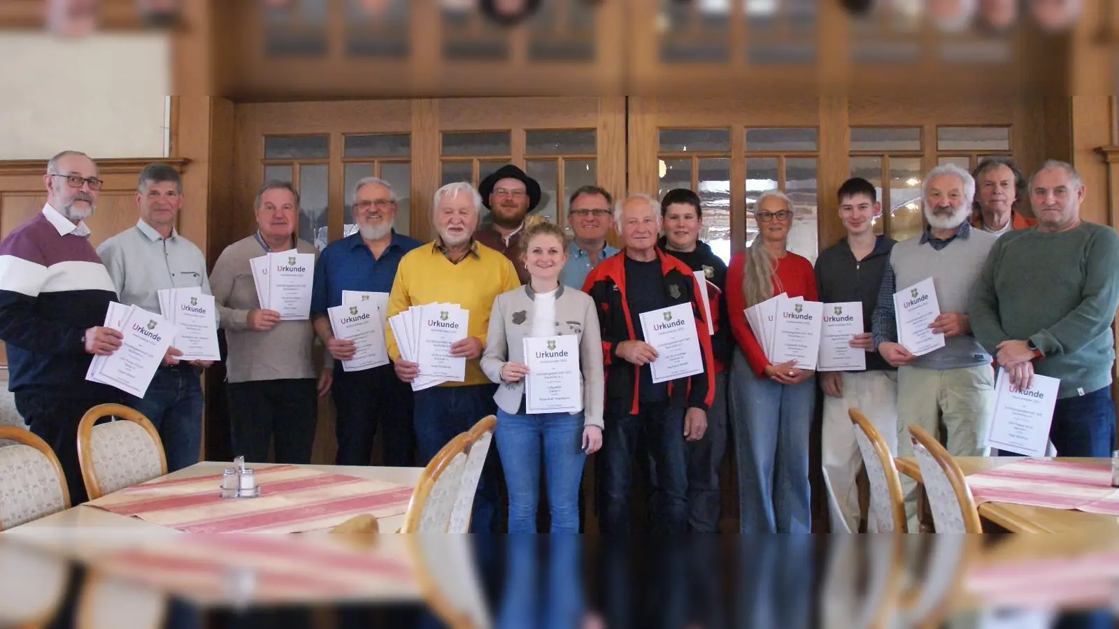 Das Bild zeigt die bei der Siegerehrung anwesenden Vereinsmeister 2025, v. l.: Helmut Siegert (2x), Peter Hecht (3x), Johann Götz (2x), Georg Pickelmann (2x), Waldemar Pirner (5x), Johannes Hierl (4x), Lena Rosenblatt, Albert Hierl (3x), Rudi Neumann (3x), Nils Schlauch, Andrea Schröther (3x), Timo Schlauch, Manfred Lehner, Kurt Schneider, Manfred Held.  (Bild: Peter Domanits )