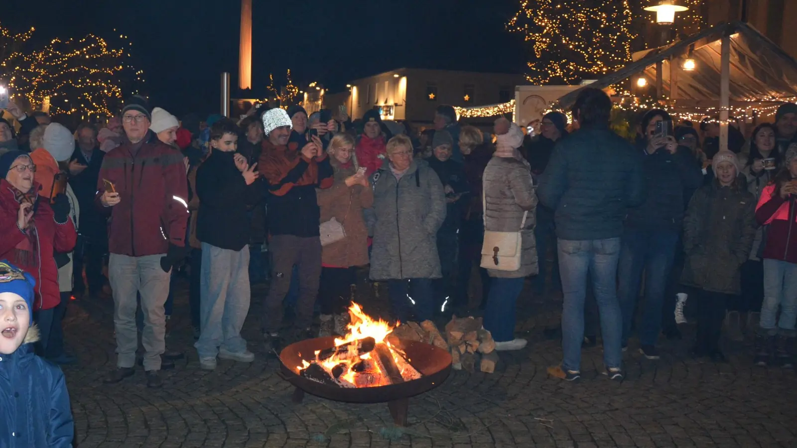 Nach der gelungenen Premiere im vergangenen Jahr gibt es heuer zum zweiten Mal ein „Christmas Lighting“ am Mitterteicher Kirchplatz. Am Mittwoch, 26. November ist es wieder soweit, um 18 Uhr schaltet Bürgermeister Stefan Grillmeier die Weihnachtsbeleuchtung ein. (Archivbild: Josef Rosner)