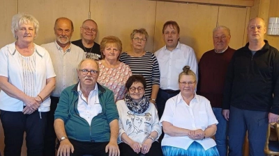 V.l.n.r hinten Gerlind Kreuzer,Kotlar Siegfried,Kug Willi,christine Erhard,Weber Anita,Jürgen Kreuzer,Eberhard Besold,Fhomas Döhler. vorne Johann Kreuzer,Inge Haberkorn,Faltenbacher Claudia. (Bild: Johann Kreuzer )