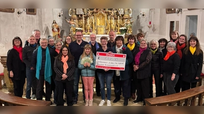 Die Verantwortlichen des Vereins „Sonnenblicke Nordoberpfalz e.V.” freuten sich über die Spende von 1.300 Euro von der Chorgruppe „Aufwind”. (Bild: Josef Söllner)