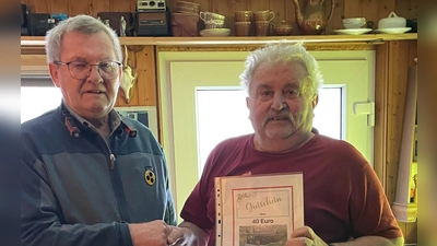 1.Vorstand Richard Sperber überreichte Karl Stöhr zum 80. Geburtstag einen Hüttengutschein. (Bild: Gertrud Sperber)