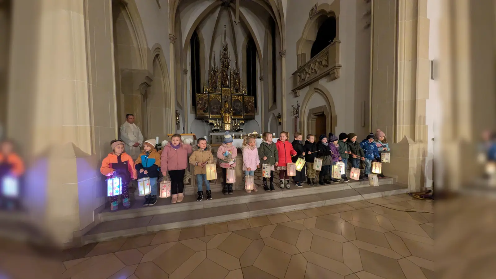 Die Vorschulkinder sangen gemeinsam das Lied „Tragt in die Welt nun ein Licht”. (Bild: Beate Schuch)