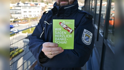 Weihnachtliche Überraschung für Richtigparker. (Bild: ZV KVS Oberpfalz, Nadine Meier/exb)