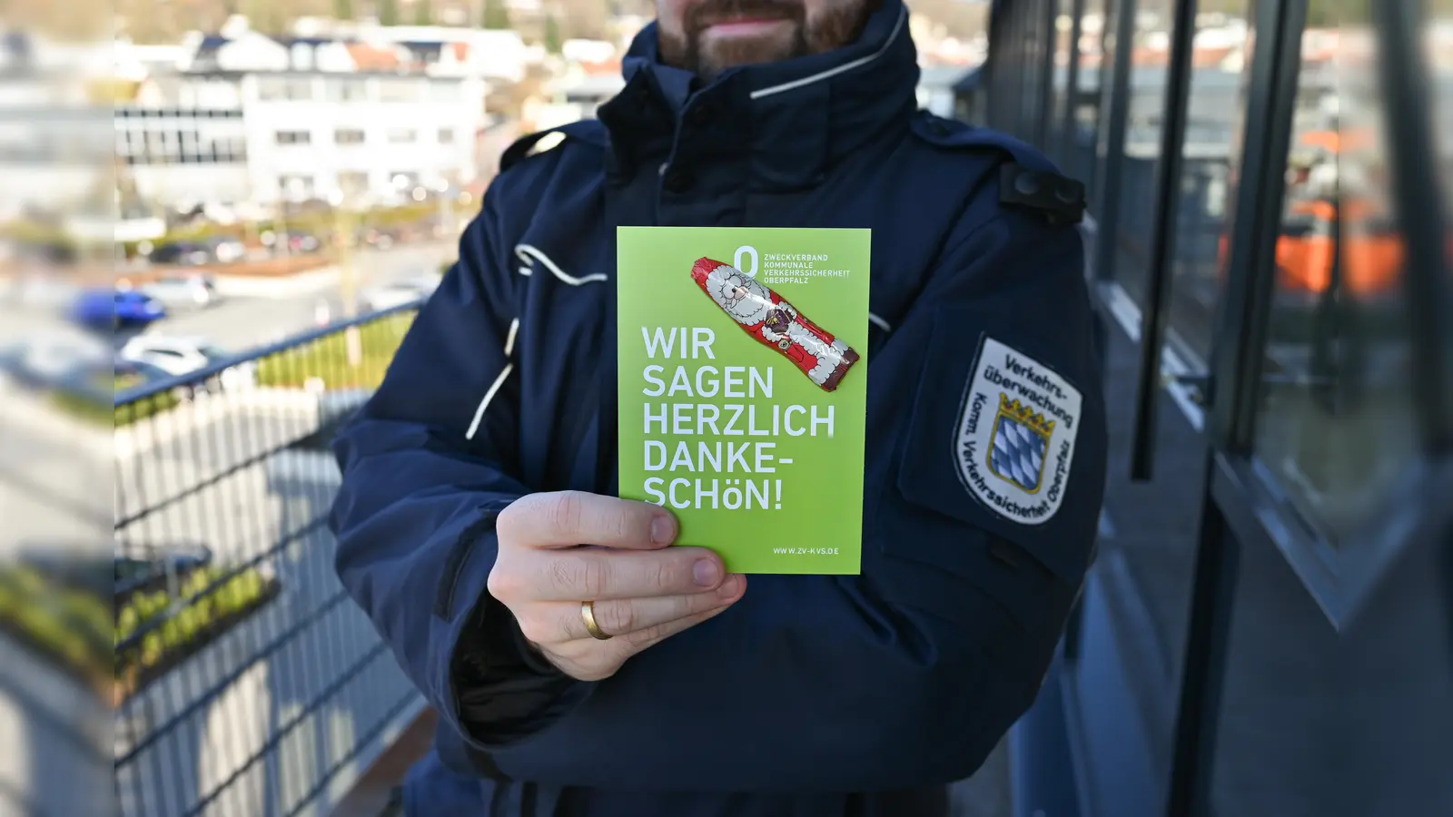 Weihnachtliche Überraschung für Richtigparker. (Bild: ZV KVS Oberpfalz, Nadine Meier/exb)