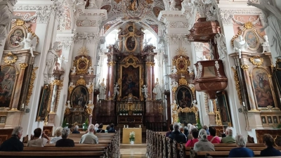 Die Frauen und Männer waren beeindruckt von den reichen Stuckaturen im Innerraum der Klosterkirche. (Bild: Annemarie Mösbauer)