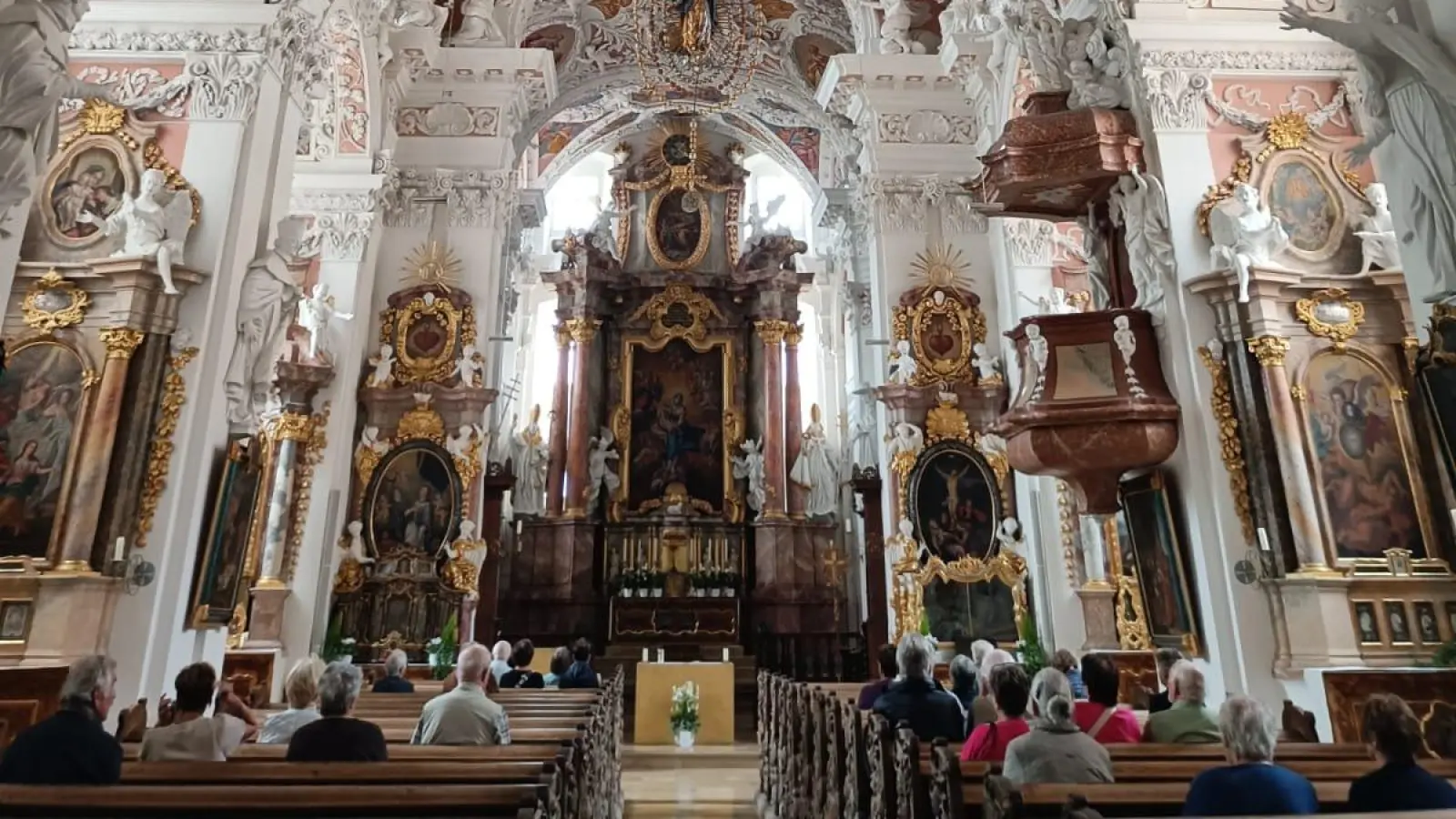 Die Frauen und Männer waren beeindruckt von den reichen Stuckaturen im Innerraum der Klosterkirche. (Bild: Annemarie Mösbauer)