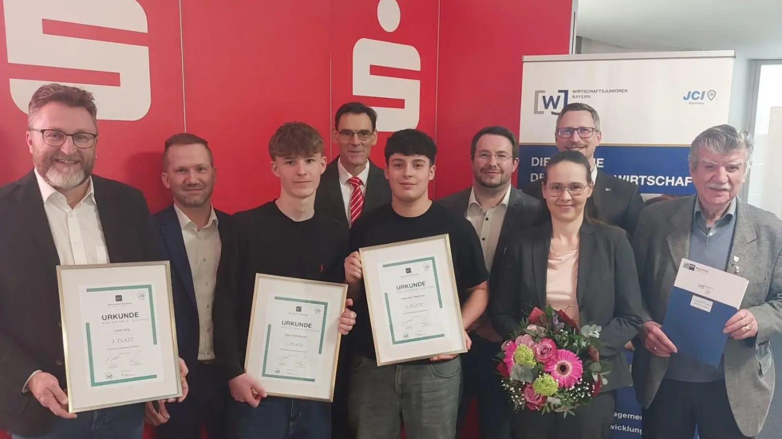 Von links nach rechts: Christian-Rudolf Bauer (Erweiterte Schulleitung Gregor-von-Scherr-Realschule Neunburg v. Wald), Martin Stahl (WJ SAD), David Guttenberger (1. Platz Johann-Michael-Fischer-Gymnasium), Bernd Rees (Vorstandsmitglied Spk), Maximilian Mascheck (2. Platz Johann-Michael-Fischer-Gymnasium), Florian Spiegler (Kreissprecher WJ SAD), Josef Ebnet, (Geschäftsführer WJ SAD / Geschäftsstellenleiter IHK Schwandorf), Sabrina Schmid (zuständige Lehrkraft Johann-Michael-Fischer-Gymnasium), Jakob Scharf (Stellv. Landrat). (Bild: Christine Krause)