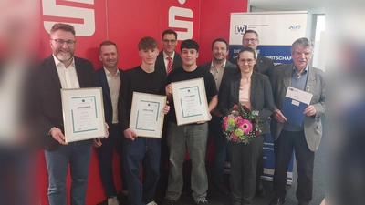 von links nach rechts: Christian-Rudolf Bauer (Erweiterte Schulleitung Gregor-von-Scherr-Realschule Neunburg), Martin Stahl (WJ SAD), David Guttenberger (1. Platz Johann-Michael-Fischer-Gymnasium), Bernd Rees (Vorstandsmitglied Spk), Maximilian Mascheck (2. Platz Johann-Michael-Fischer-Gymnasium), Florian Spiegler (Kreissprecher WJ SAD), Josef Ebnet, (Geschäftsführer WJ SAD / Geschäftsstellenleiter IHK Schwandorf), Sabrina Schmid (zuständige Lehrkraft Johann-Michael-Fischer-Gymnasium), Jakob Scharf (stellv. Landrat). (Bild: Christine Krause)