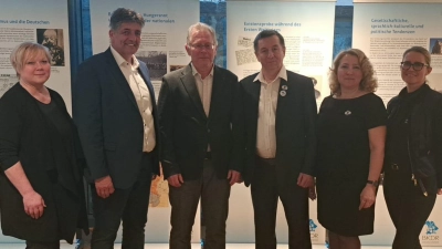 von links nach rechts: 1. Vorsitzende Angela Biersack, Bürgermeister Edgar Knobloch, Dr. Viktor Krieger, Waldemar Hock, Maria Becker, 2. Vorsitzende Sabrina Schuller-Krausch (Bild: Christine Buchfelder)