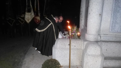 Pfarrer und Bürgermeister Beer legen einen Kranz nieder.  (Bild: Adolf Mandl)