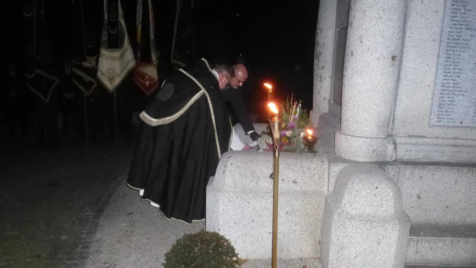 Pfarrer und Bürgermeister Beer legen einen Kranz nieder.  (Bild: Adolf Mandl)