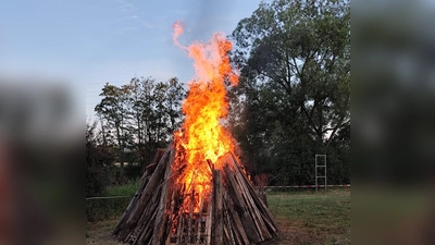 Johannisfeuer am Naabufer in Oberwildenau. (Bild: Paul Zaruba)