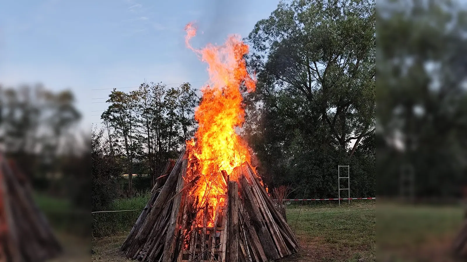 Johannisfeuer am Naabufer in Oberwildenau. (Bild: Paul Zaruba)