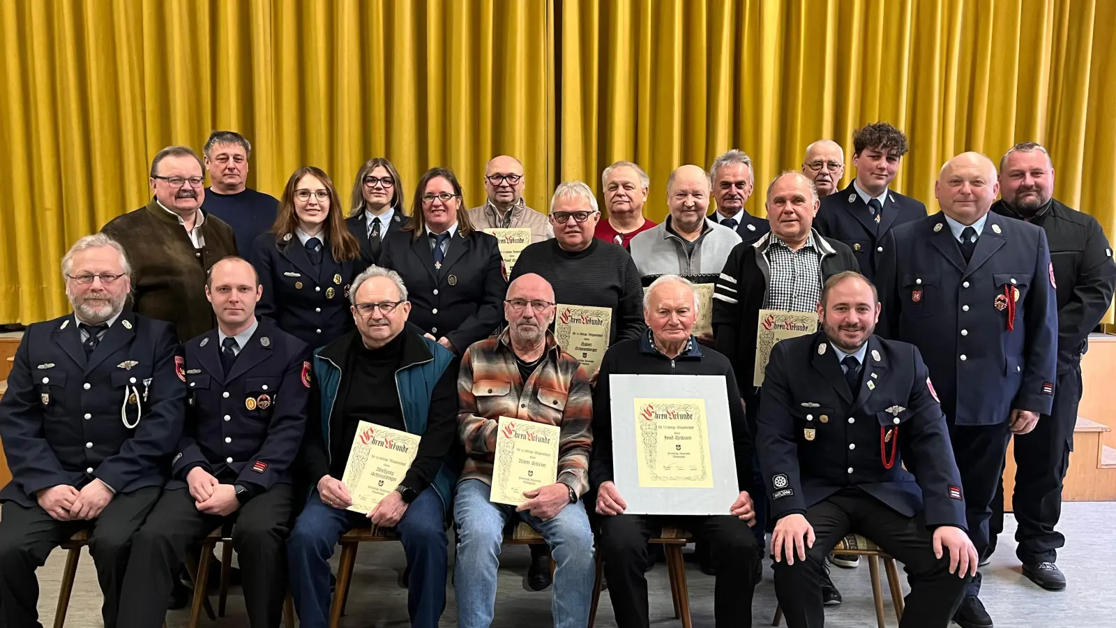 Geehrte und Beförderte Mitglieder der Feuerwehr Thanhausen. (Bild: Jasmin Jung)