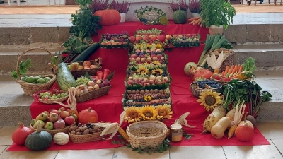 Erntedankaltar in der Klosterkirche Sankt Petrus (Bild: Theresia Otterbein)
