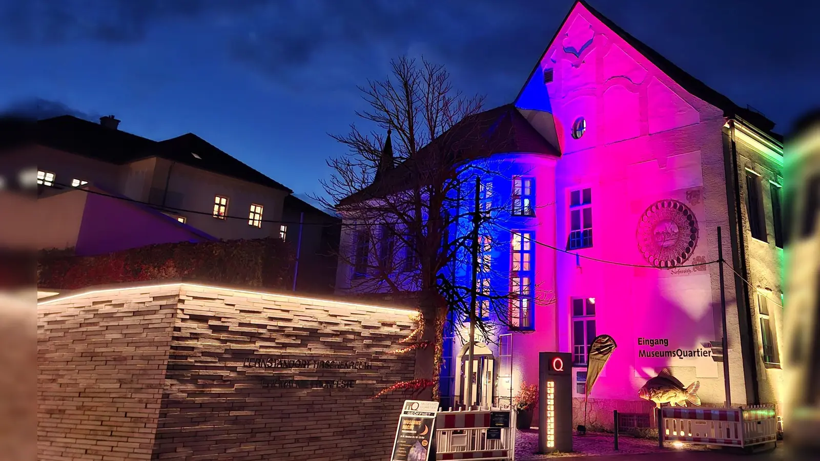 Impression von 2025. Auch heuer wird das MuseumsQuartier wieder bunt illuminiert. (Bild: Ronja Storch)