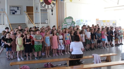Foto 04: Mit einem gemeinsamen Willkommenslied startete das Schulfest an der Grundschule Tiefenbach. (Bild: Nikolaus Scherr)