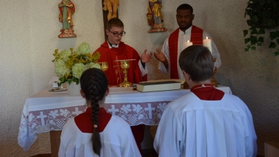 Den Festgottesdienst zum Patrozinium St. Laurentius der Ortskapelle Rückersrieth hielten die beiden jungen Priester Kaplan Michael Steinhilber und Pater Peter Uchechukwu Iwueze. (Bild: Peter Garreiss)