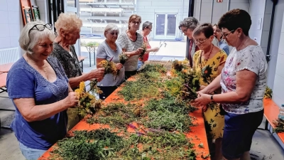 SkF Ehrenamtliche binden in der Jurawerkstätte duftende Kräuterbüschel (Bild: Sabine Baumeister-Kiener)