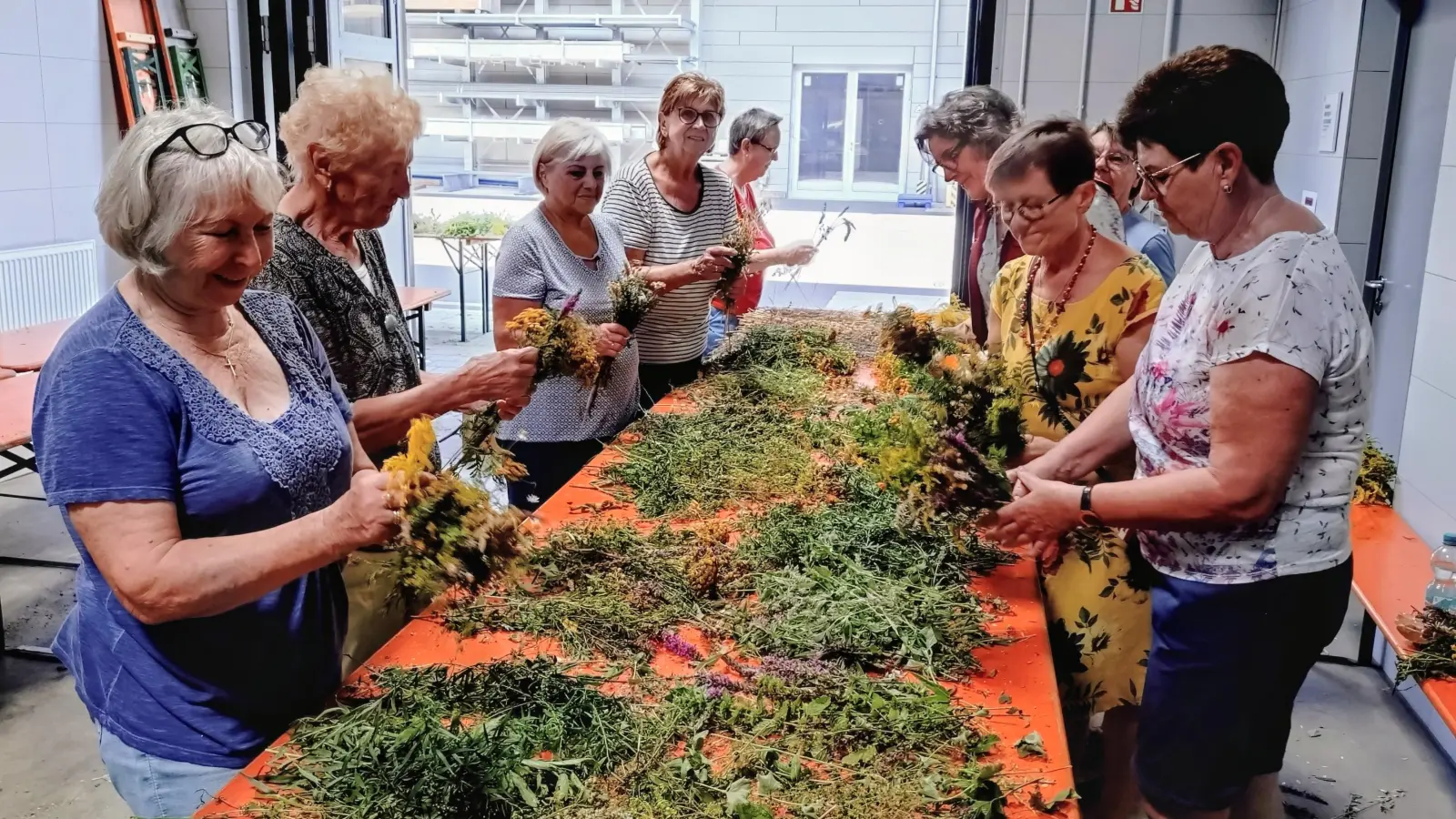 SkF Ehrenamtliche binden in der Jurawerkstätte duftende Kräuterbüschel (Bild: Sabine Baumeister-Kiener)