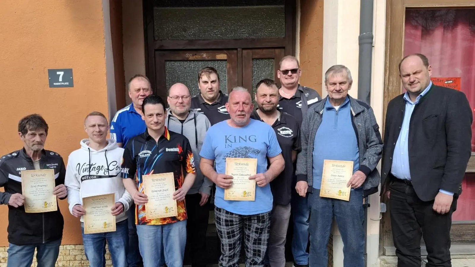 Die Vorstandschaft der Dartfreunde um Vorsitzenden Martin Bauer (3.v.r.) und zweiter Bürgermeister Thomas Kleber (re) dankte den langjährigen Mitglieder für die Treue. (Bild: Karl Ziegler)