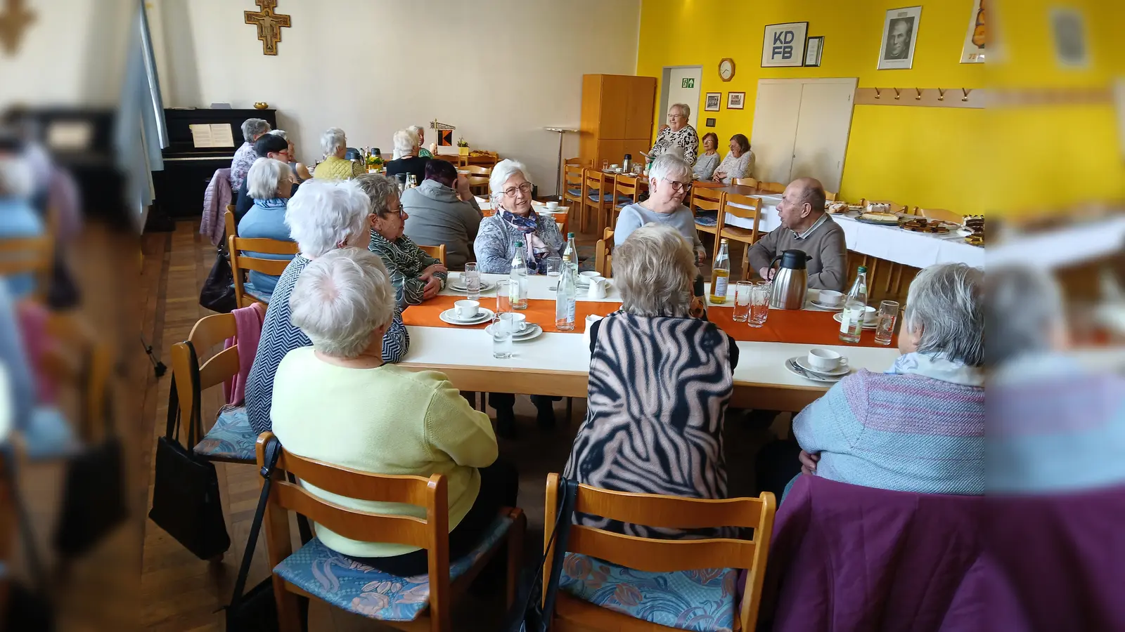 Gespannte Gesichter, wenn man Annis Witze lauscht. (Bild: Josef Söllner)