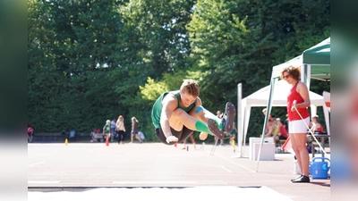 Weite Sprünge beim Neustädter Jugendsportfest. (Bild: Korbinian Völkl)