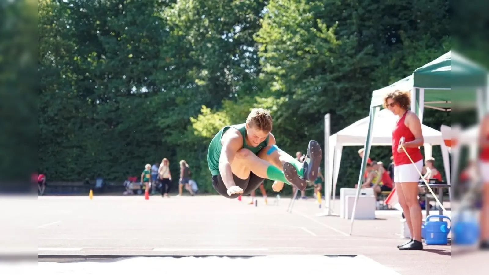 Weite Sprünge beim Neustädter Jugendsportfest. (Bild: Korbinian Völkl)