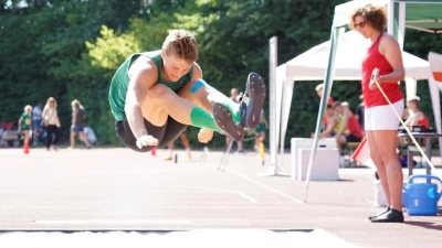Weite Sprünge beim Neustädter Jugendsportfest. (Bild: Korbinian Völkl)