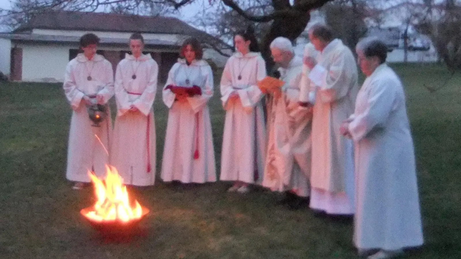 Pfarrer Josef Beer zusammen mit Diakon Edwin Berner am Karsamstagabend im Obstgarten des Pfarrhauses und in der Sichtweite zur Kirche St. Nikolaus bei der Segnung des Osterfeuers.  (Bild: Michael Götz)