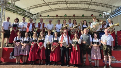 Die Musiker nach dem einstündigen Auftritt auf der Bühne der Landesgartenschau (Bild: Lukas Hüller)