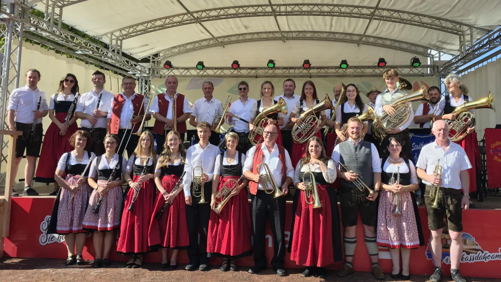 Die Musiker nach dem einstündigen Auftritt auf der Bühne der Landesgartenschau (Bild: Lukas Hüller)