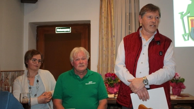 Kreisgartenbauverbands-Vize Josef Höllerl (rechts) und Kreisgartenfachberaterin Maria Treiber zeigten sich beeindruckt von der Arbeit des von André Dietrich (Mitte) geleiteten Obst- und Gartenbauvereins Neustadt am Kulm. (Bild: Bernhard Piegsa)