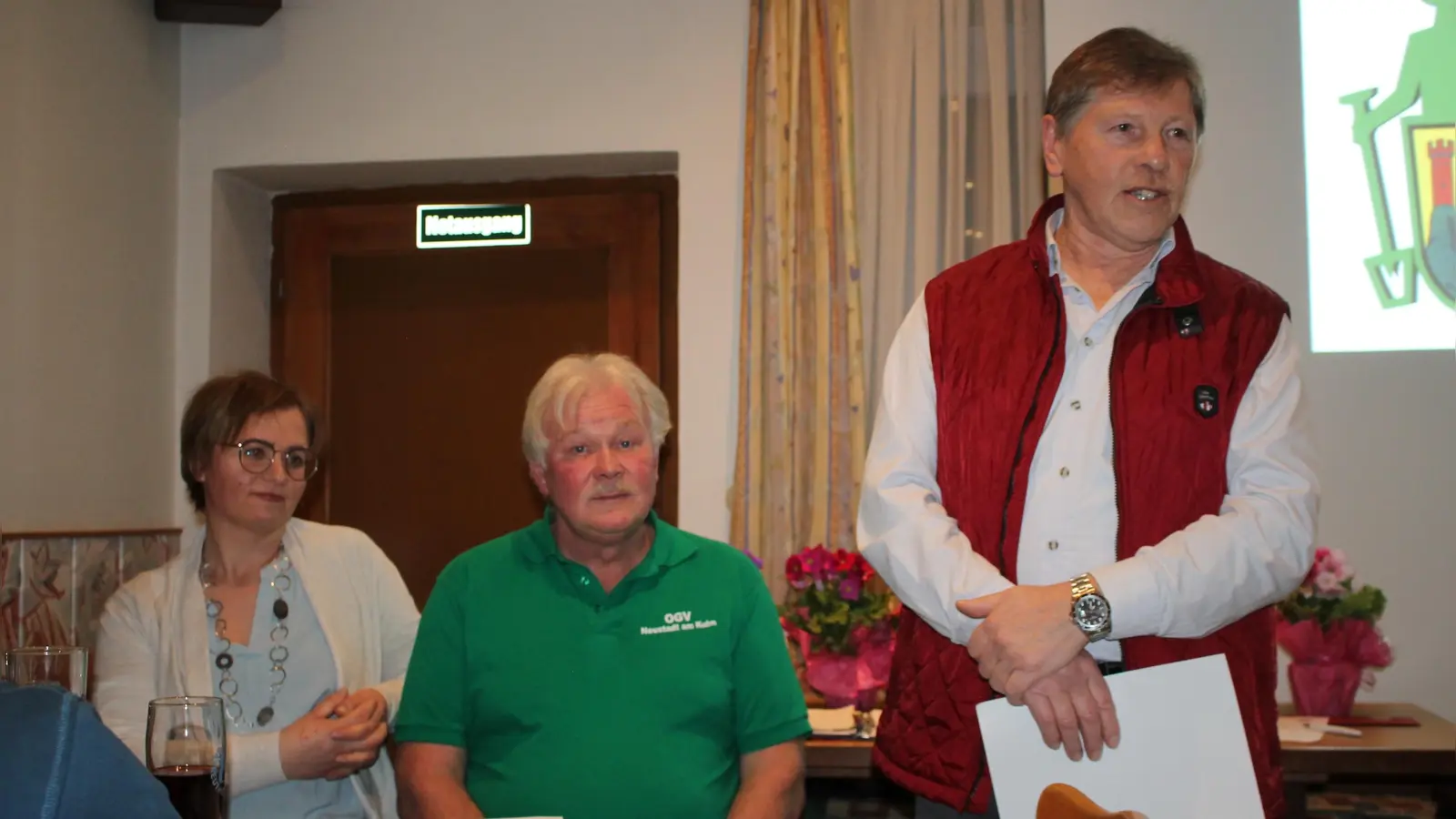 Kreisgartenbauverbands-Vize Josef Höllerl (rechts) und Kreisgartenfachberaterin Maria Treiber zeigten sich beeindruckt von der Arbeit des von André Dietrich (Mitte) geleiteten Obst- und Gartenbauvereins Neustadt am Kulm. (Bild: Bernhard Piegsa)