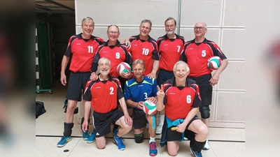 Mit dem 8.Platz der Altersklasse M 64+ kehrte das Team vom VCDJK Amberg aus Dresden zurück. Im Bild auch Peter Kramer (Bildmitte vorne), der Teamkapitän der Amberger. (Bild: Werner Schmitt)