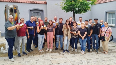 Der Bürgerfestausschuss mit (von links) Bürgermeister Bernhard Schmidt und Helmut Radimerski von der Schloßbrauerei Friedenfels.  (Bild: Jochen Neumann)