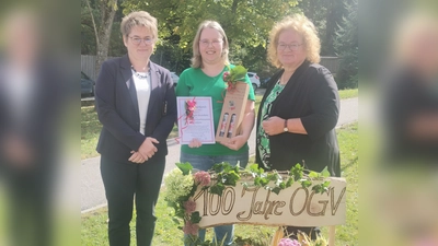 Bürgermeisterin Sonja Meier (links) und Kreisfachberaterin Heidi Schmid (rechts) gratulierten der Vorsitzenden Nicole Spachtholz zum 100. Geburtstag des OGV Winklarn. (Bild: Annemarie Mösbauer)