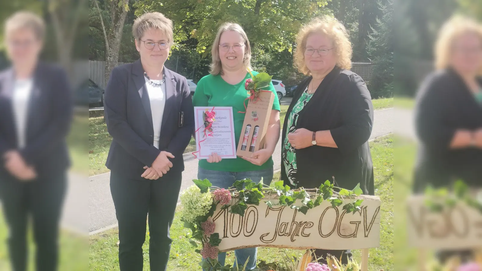 Bürgermeisterin Sonja Meier (links) und Kreisfachberaterin Heidi Schmid (rechts) gratulierten der Vorsitzenden Nicole Spachtholz zum 100. Geburtstag des OGV Winklarn. (Bild: Annemarie Mösbauer)