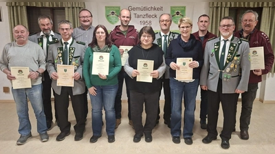 2. Schützenmeister Markus Götz (2.v.l.), 1. Bürgermeister Uwe König (4.v.l.), Schützenmeister Manfred Rauscher (2.v.r.) (Bild: Karin Ertl)