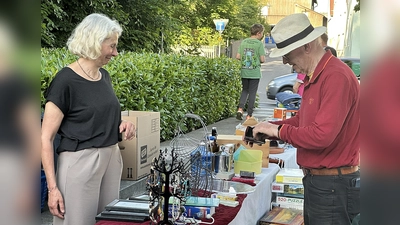 Rund 20 private Anbieter hatten ihre Stände aufgebaut, liebevoll dekoriert mit Altem, Kuriosem und Nützlichem. (Bild: Hermann Beckmann)