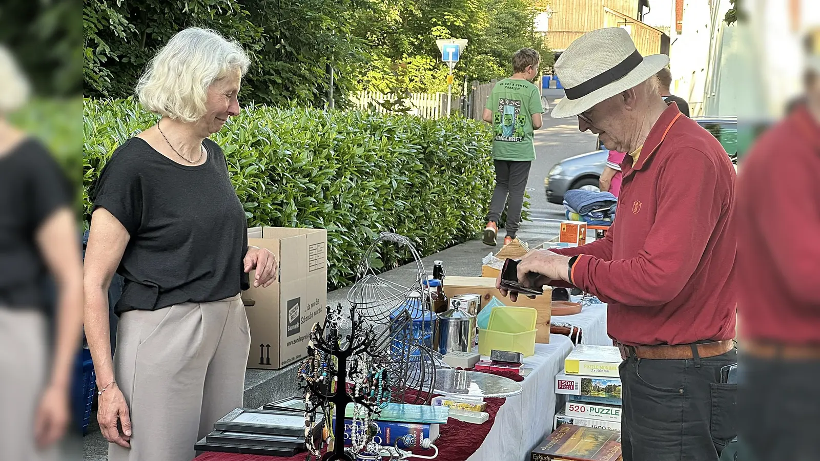Rund 20 private Anbieter hatten ihre Stände aufgebaut, liebevoll dekoriert mit Altem, Kuriosem und Nützlichem. (Bild: Hermann Beckmann)