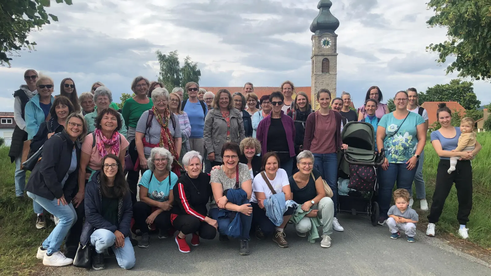 Eine fröhliche Schar von Mitgliedern des Evangelischen und Katholischen Frauenbundes versammelte sich beim Abmarsch zur Fußwanderung nach Würzelbrunn. (Bild: Christina Schaller)
