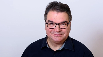 Organist Alexander Pointner begleitet den Film an der Orgel. (Bild: Silvia Beres)
