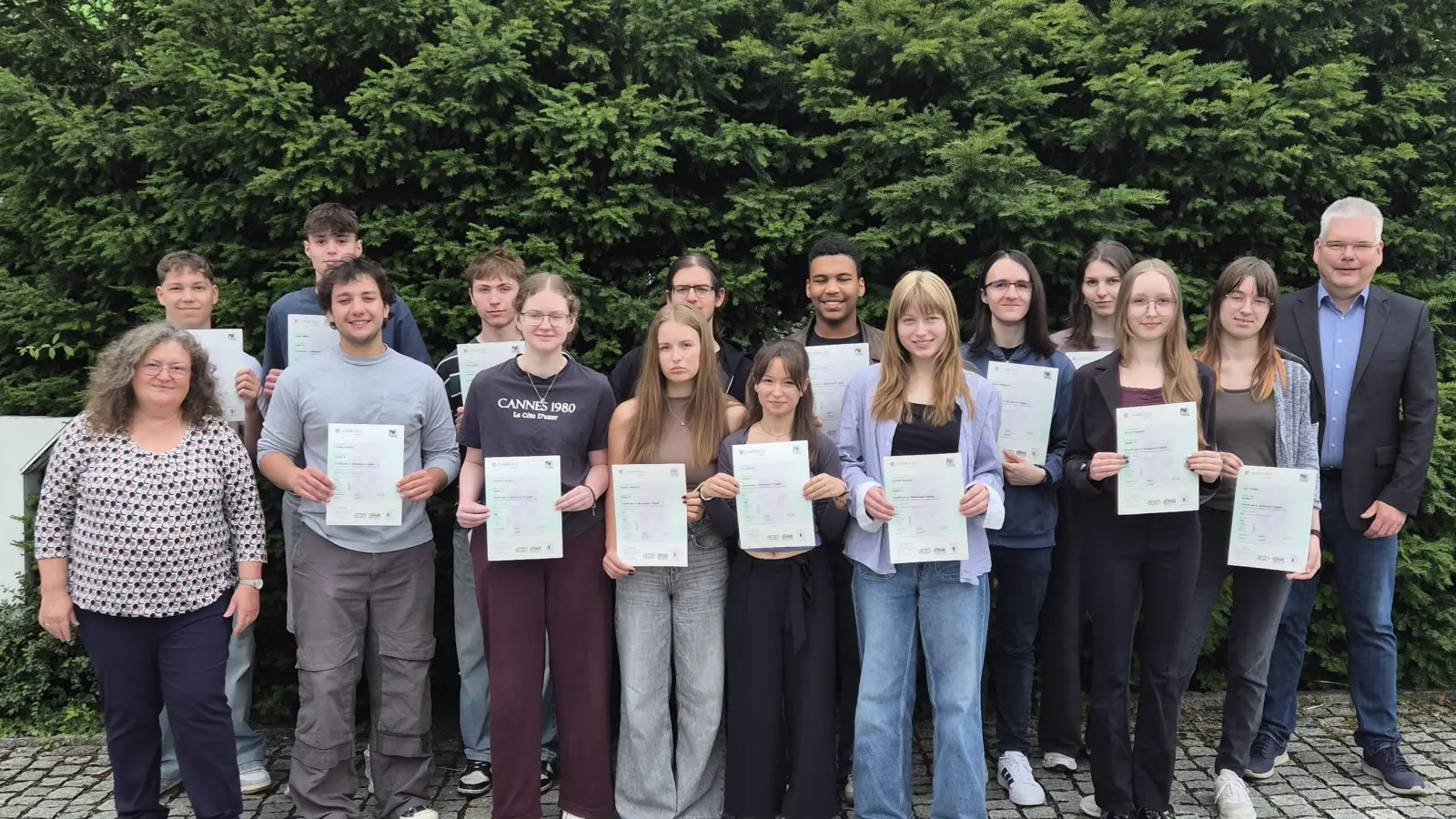 Das Foto zeigt die erfolgreichen Teilnehmer an der CAE-Abschlussprüfung mit der Englisch-Fachschaftsleitein Kerstin Fiedler ganz links und dem Schulleiter, OStD Ulrich Zänker, ganz rechts. (Bild: Marcus Trepesch)