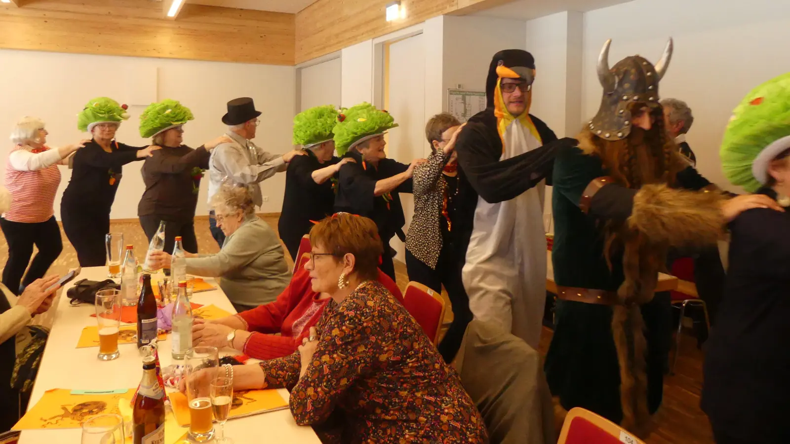 Wikinger, Pinguin und viele Salatköpfe waren prominente Besucher beim Seniorenfasching im Pfarrsaal. (Bild: Walther Hermann)