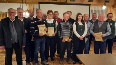 Ammerthaler Blaskapelle blickt auf erfolgreiches Vereinsjahr. Links Bürgermeister Anton Peter und Landrat Richard Reisinger. (Bild: Gerhard Doerfler)