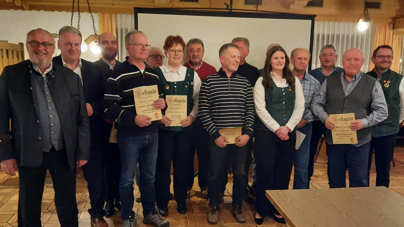 Ammerthaler Blaskapelle blickt auf erfolgreiches Vereinsjahr. Links Bürgermeister Anton Peter und Landrat Richard Reisinger. (Bild: Gerhard Doerfler)