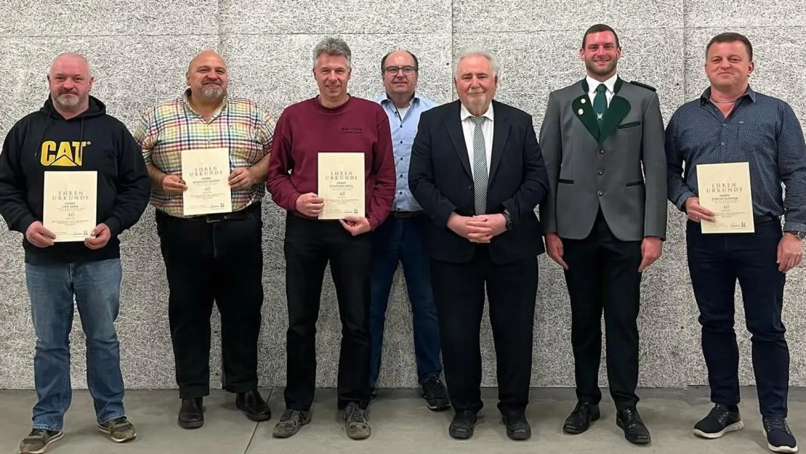 Von links nach rechts: Uwe Beer, Wolfgang Eckert, Wolfgang Riedel, Martin Bayreuther, 2. BGM Peter Gold, <br> 1. Schützenmeister Tobias Birkner, Stefan Plonner. (Bild: Lara Wamser)