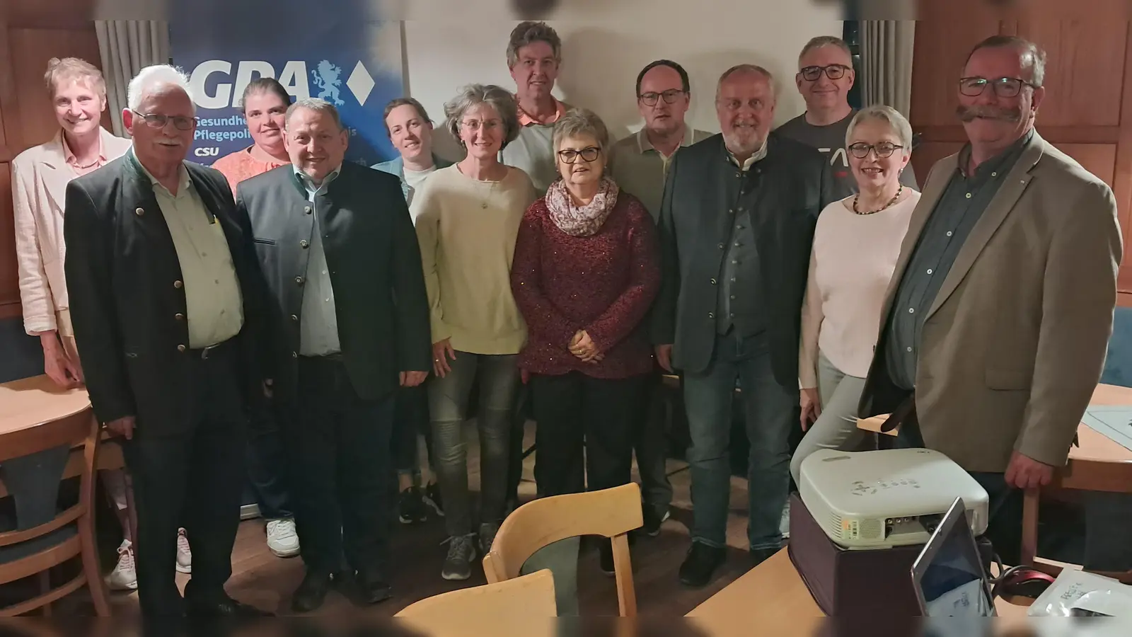 von links: Monika Breunig, Helmut Fischer, Stefanie Knopp, Uwe Friedrich, Nancy Weis, Ariane Raap, Thilo Raap, Hanna Schertl, Rainer M. Weis, Bürgermeister Anton Peter, Dr. Christof v. Wenz, Edeltraud Fischer-Graf, Andreas Otterbein. (Bild: Edeltraud Fischer-Graf)